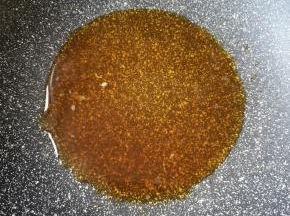 调好的酱汁倒入锅里小火烧开关火。
