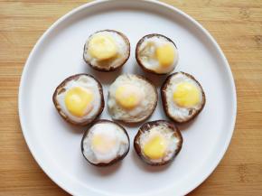 蒸好的香菇鹌鹑蛋摆在盘子里（8朵香菇被我吃掉了一个）。