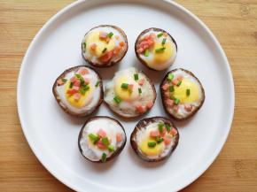 撒上一半的火腿肠和小葱。