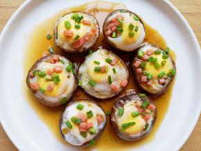 浇上酱汁，再撒上剩下的火腿肠和小葱。