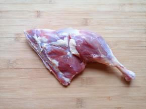 鸭边腿去皮，去除多余的油脂部分。

