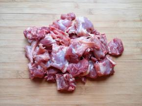 洗干净剁成块。