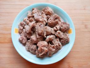 焯过水的鸭腿块冲洗干净，控一下水分备用。