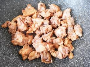 炒锅内倒适量的食用油，加入糖中火炒至棕红色，下入焯过水的鸭腿块翻炒上色。

