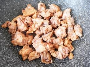 炒锅内倒适量的食用油，加入糖中火炒至棕红色，下入焯过水的鸭腿块翻炒上色。

