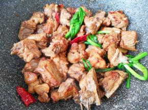 加入酱油翻炒均匀。