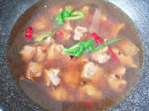 加入开水没过鸭腿块，放盐调味，大火烧开以后转中火炖一个小时。

