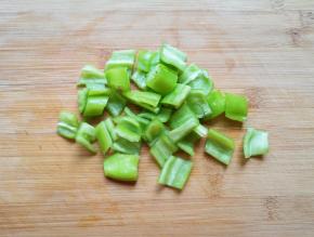 青椒洗干净去籽切成块。