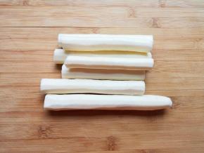 山药去皮洗干净切成块，用淡盐水泡上备用。