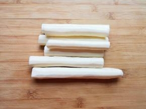 山药去皮洗干净切成块，用淡盐水泡上备用。