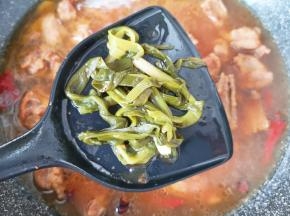 一个小时以后鸭腿块已经熟了，挑出小葱不要。