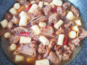 下入山药块翻炒均匀，炖煮10-15分钟，山药熟了即可。