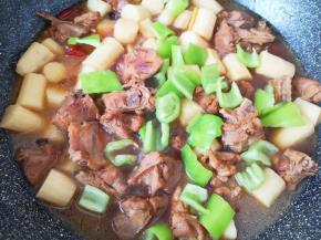 下入青椒翻炒至断生。