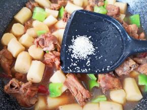 放鸡精增加口感。