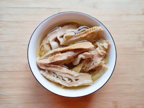 笋干提前一晚泡上，中间换两次水。