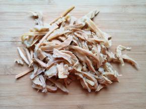 泡好的笋干洗干净切成条。