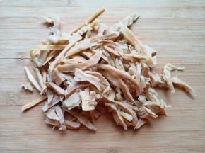 泡好的笋干洗干净切成条。