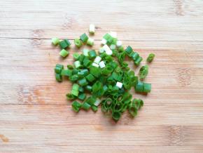 小葱洗干净切成葱花。