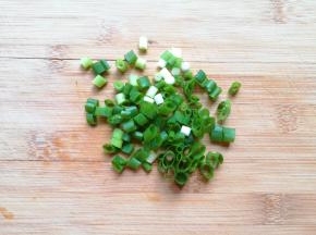 小葱洗干净切成葱花。