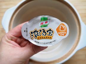 取一块老母鸡汤口味的浓汤宝。