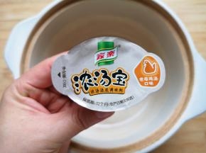 取一块老母鸡汤口味的浓汤宝。