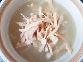 下入切好的笋干。