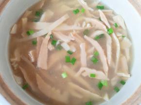 出锅前撒上葱花。