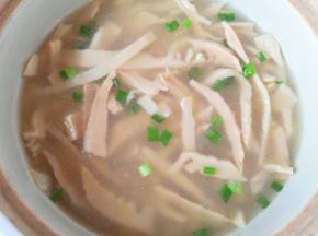 出锅前撒上葱花。