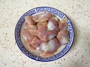 鸡胗买回来清洗干净。