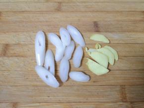 准备好葱白和生姜。