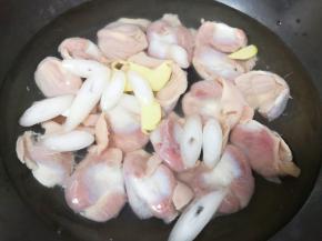 鸡胗凉水入锅，放入葱白和生姜，加入一勺料酒。