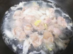 大火烧开以后转中火煮5分钟焯水。