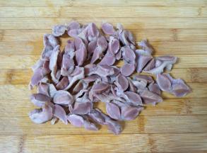 焯过水的鸡胗用凉水冲洗干净，对半切开，这样容易入味。