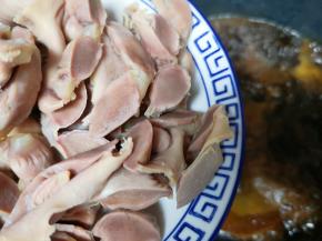 下入处理好的鸡胗。