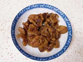 卤好的鸡胗捞出自然晾凉。