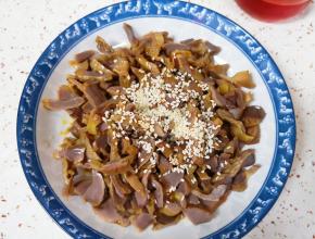 装入盘子里，放香醋、生抽、红油、香油和花椒油，撒上熟白芝麻。