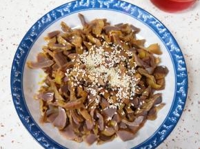 装入盘子里，放香醋、生抽、红油、香油和花椒油，撒上熟白芝麻。