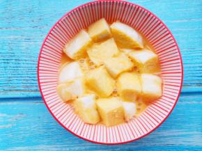 将馒头丁放入蛋液中洗个澡。