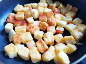 热锅倒油，放入馒头丁煎至金黄后盛出，