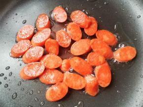 火腿煎至变硬，