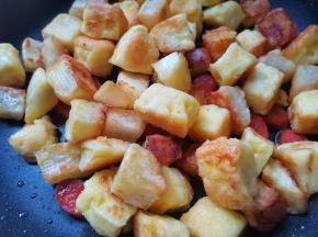 加入煎好的馒头丁，