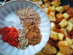 倒入所有配料，翻炒均匀，