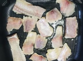 电热锅加热，放入适量的油，再放入鱼片和鱼骨！小火慢烤！
