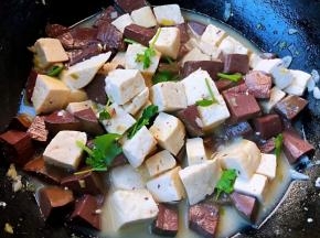 最后撒上香菜提鲜即可出锅享用