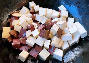 放入豆腐块翻炒均匀