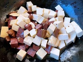 放入豆腐块翻炒均匀