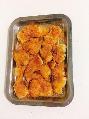 装盘，撒上适量的万能烧烤撒粉即可开吃了！