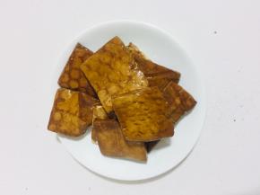 豆干洗净备用！（我发现豆干和豆腐烤出来的特别好吃，比炒的还美味呢！）