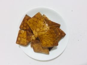 豆干洗净备用！（我发现豆干和豆腐烤出来的特别好吃，比炒的还美味呢！）