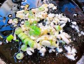 锅中倒入底油加热放入葱姜蒜爆香